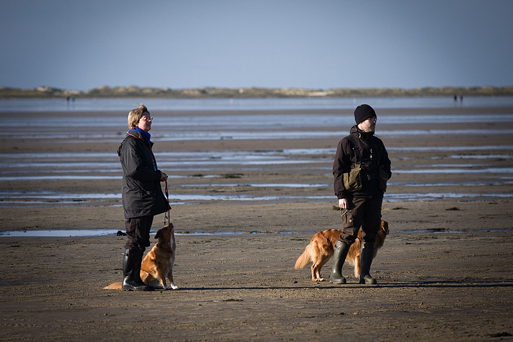 Edison steht mit Stephan, Sigrid und Frieda am Strand während sie zusammen warten