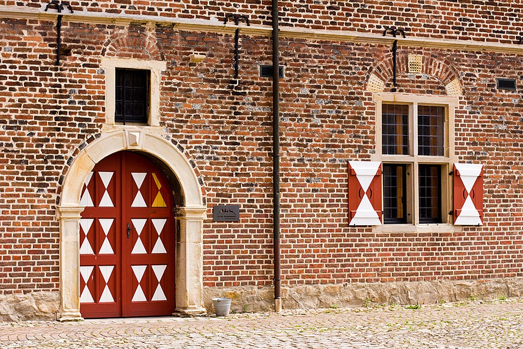 Schlossfront mit Torbogen und Doppelfenster inkl. Fensterläden